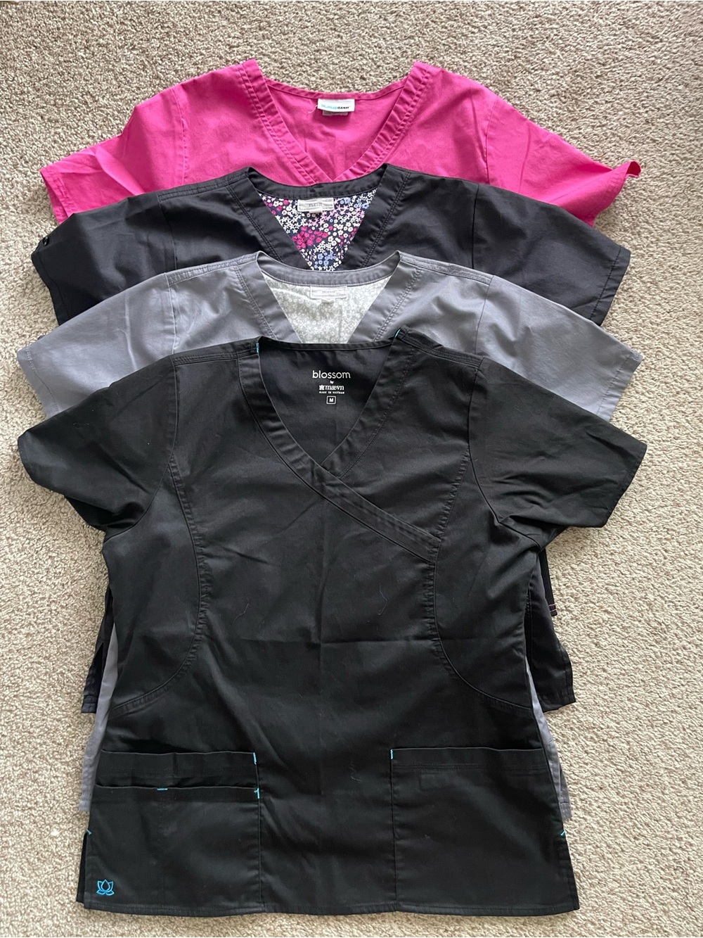Scrub tops Women's V-Neck Medical Scrub top lot of 4 size medium with stretch
